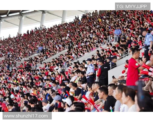 热爱运动的足球明星们如何在赛场内外展现激情与活力